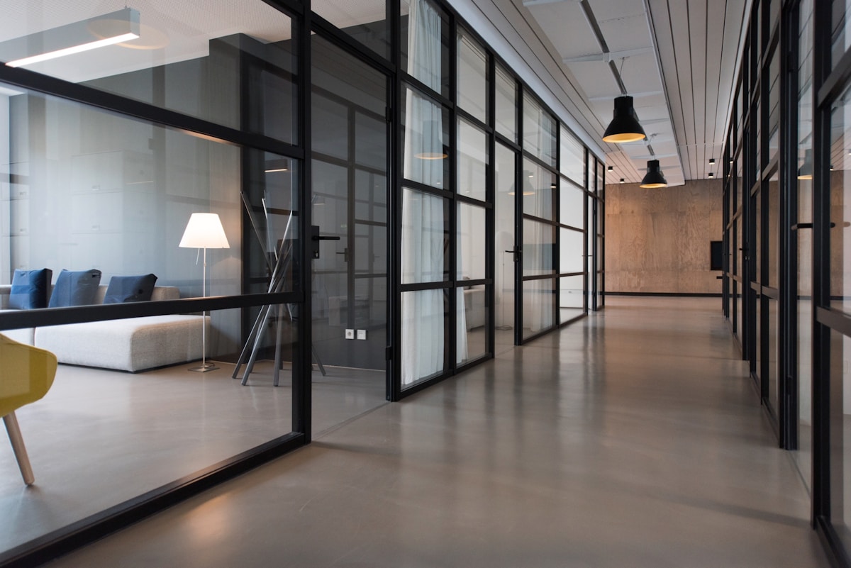 Modernes Büro mit Arbeitsplätzen und viel Tageslicht